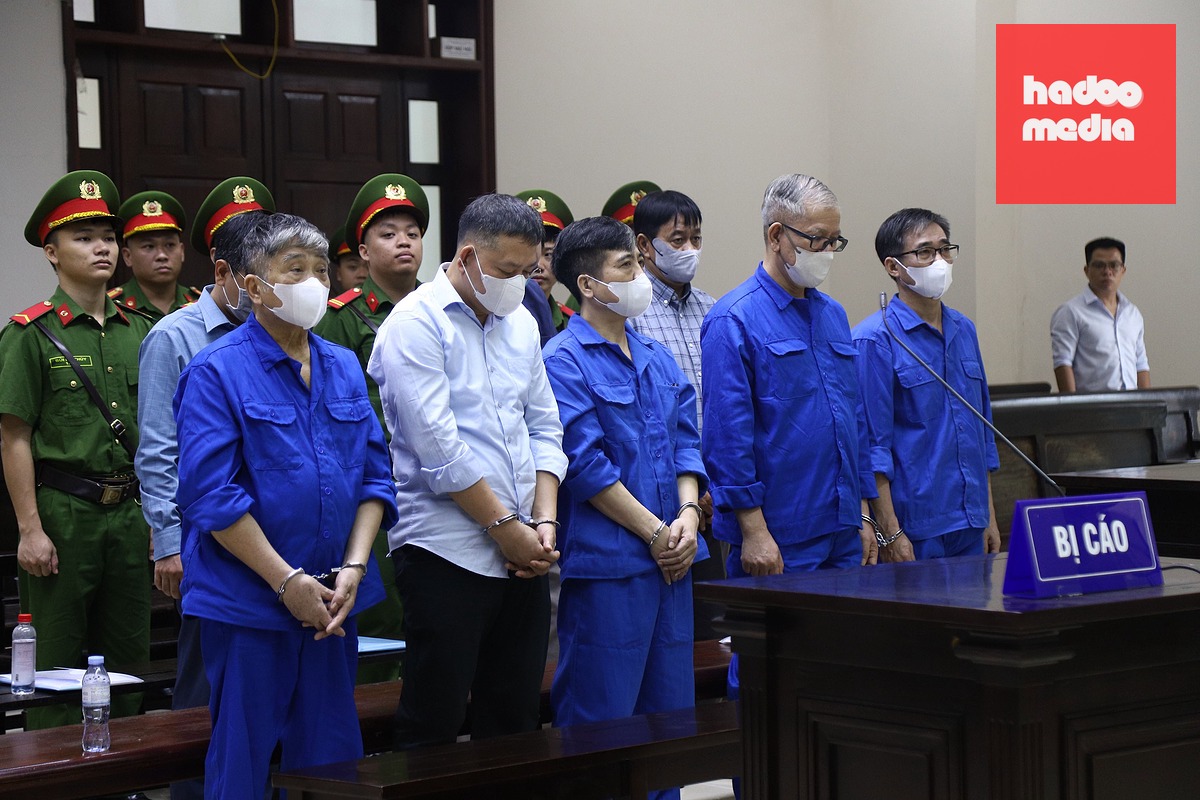 Các bị cáo tại phần thủ tục phiên tòa xét đơn kháng cáo của bà Nguyễn Thị Kim Tiến - Ảnh: DANH TRỌNG