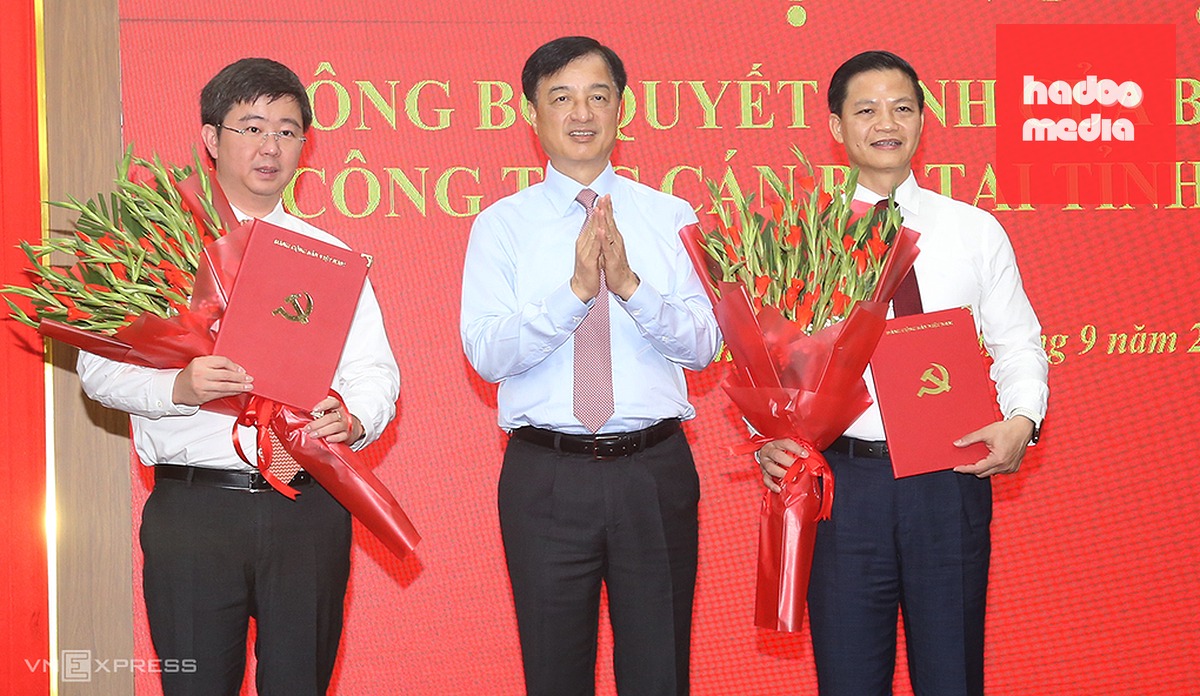 Trưởng ban Tổ chức Trung ương Nguyễn Duy Ngọc trao quyết định của Bộ Chính trị và tặng hoa chúc mừng ông Vương Quốc Tuấn (phải), Bí thư Tỉnh ủy và ông Bùi Hoàng Phương (trái) Chủ tịch UBND tỉnh Quảng Trị, ngày 21/9. Ảnh: Đắc Thành