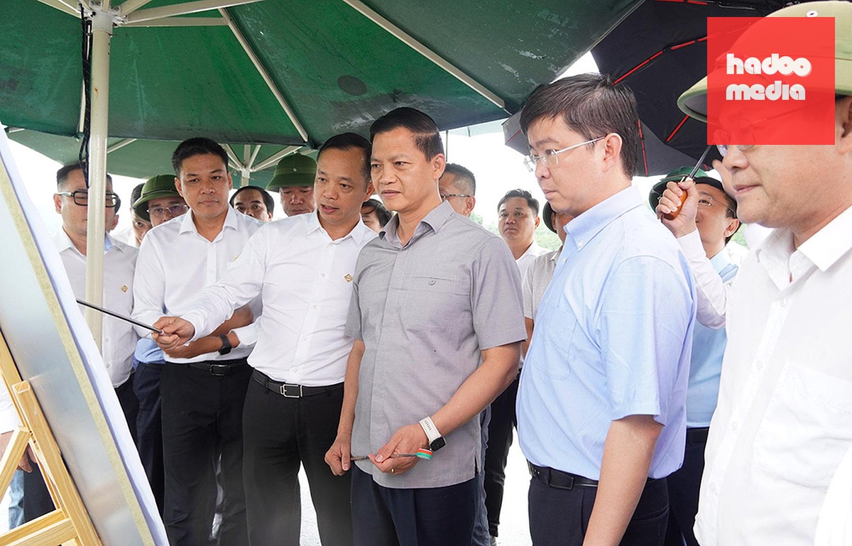Bí thư Tỉnh ủy Quảng Trị Vương Quốc Tuấn (thứ ba từ phải qua) và Chủ tịch tỉnh Bùi Hoàng Phương (thứ hai từ phải qua) cùng các lãnh đạo tỉnh kiểm tra thực địa để triển khai Dự án quần thể du lịch sinh thái, nghỉ dưỡng và vui chơi giải trí núi U Bò - hồ Thác Chuối, chiều 24/9. Ảnh: Cổng thông tin điện tử tỉnh Quảng Trị