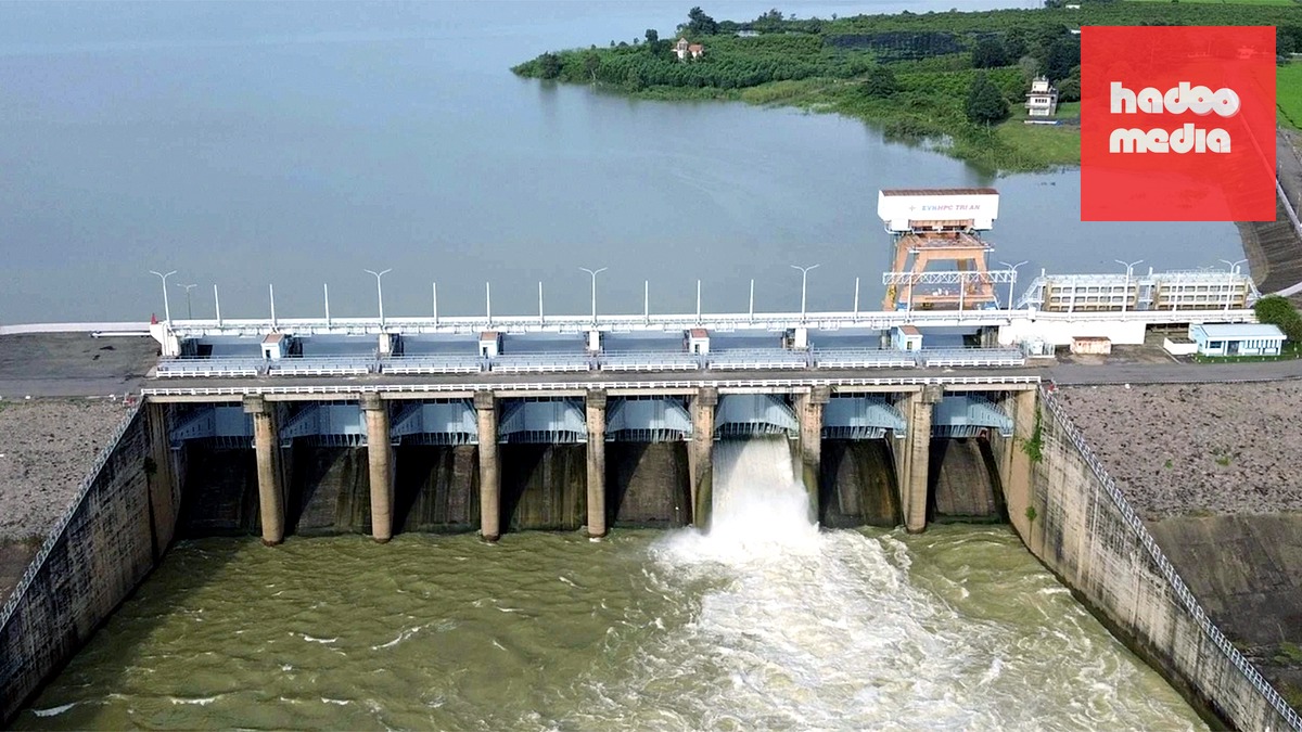Thủy điện Trị An đóng bớt một cửa xả tràn (từ 4 cửa xuống còn 3 cửa) điều tiết hồ chứa - Ảnh: A.B.