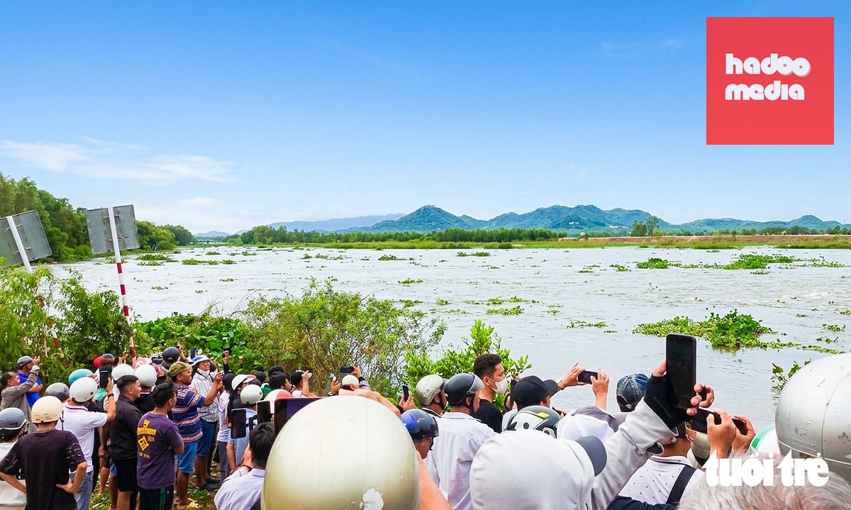 Đông đúc người dân địa phương đến xem mở cống Trà Sư - Tha La đưa nước vào nội đồng - Ảnh: CHÍ CÔNG
