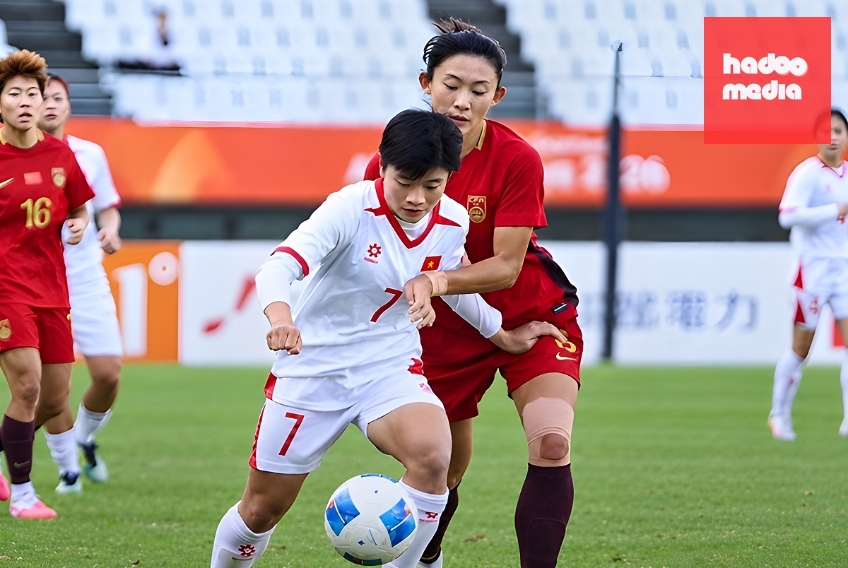 Tuyển nữ Việt Nam chơi kiên cường trước nữ Trung Quốc. Ảnh: VFF