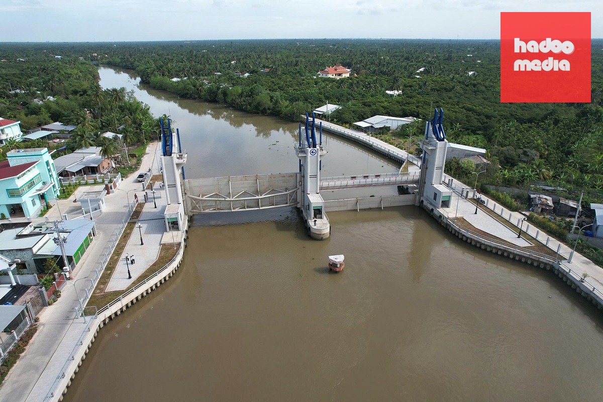 Cống Nguyễn Tấn Thành, một trong cống dọc theo sông Tiền sẽ được đóng để ngăn triều cường từ ngày 26 đến ngày 30-9 - Ảnh: MẬU TRƯỜNG