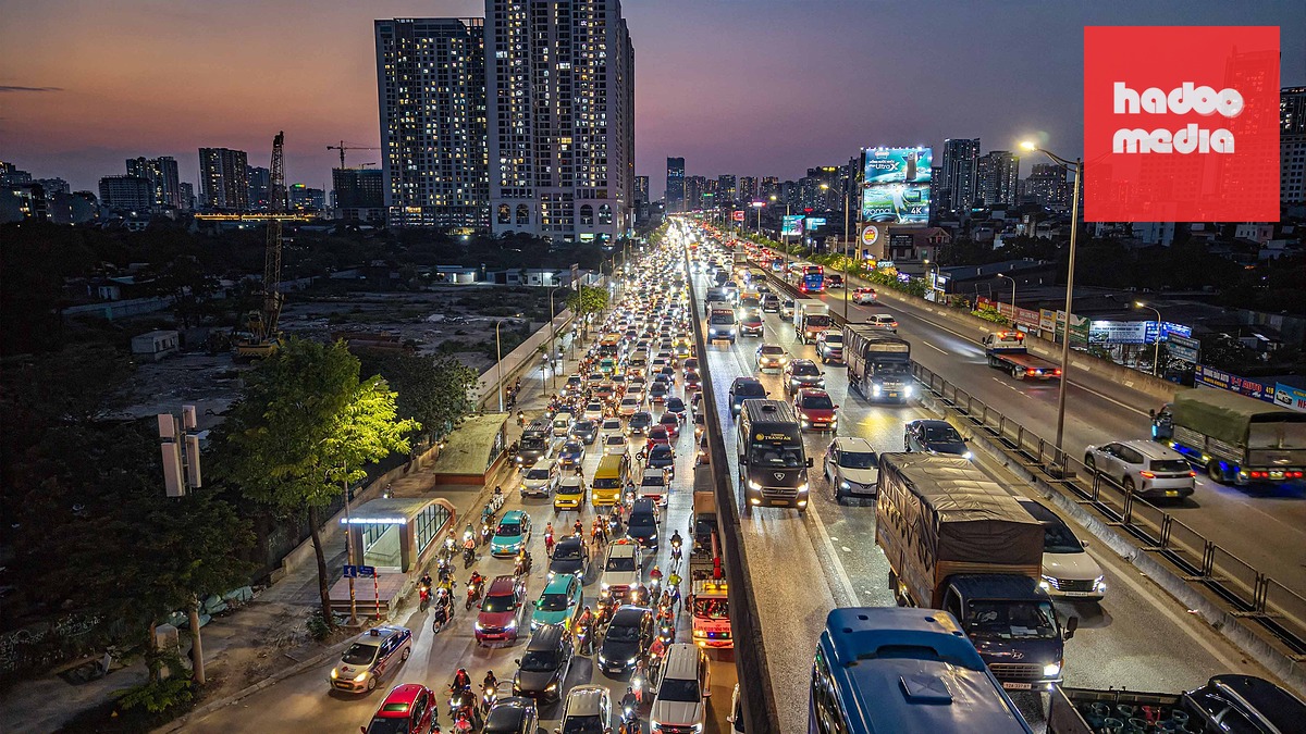 Xe cộ đi vào làn khẩn cấp vành đai 3 trong thời điểm nghỉ lễ - Ảnh: HỒNG QUANG