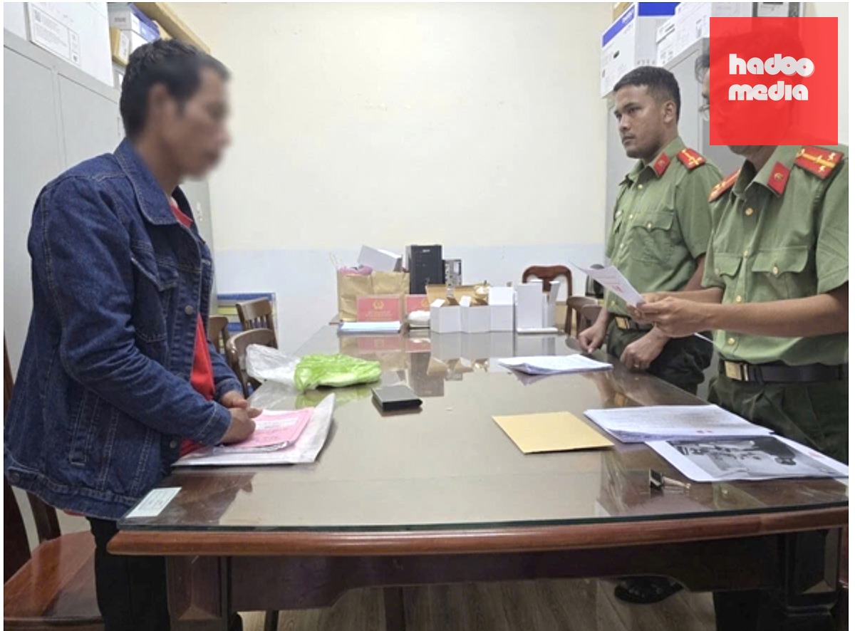 Ông T.L.T. nhận quyết định xử phạt vi phạm hành chính - Ảnh: Công an TP Cần Thơ