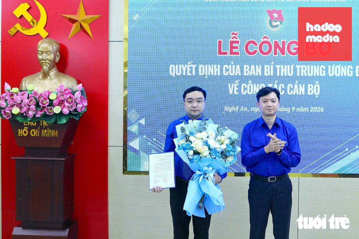 Anh Nguyễn Minh Triết - Ủy viên dự khuyết Ban Chấp hành Trung ương Đảng, Bí thư thường trực Trung ương Đoàn, Chủ nhiệm Ủy ban Kiểm tra Trung ương Đoàn, Chủ tịch Hội Sinh viên Việt Nam (bên phải) - trao quyết định, tặng hoa chúc mừng tân Bí thư Tỉnh Đoàn Nghệ An - Ảnh: DOÃN HÒA