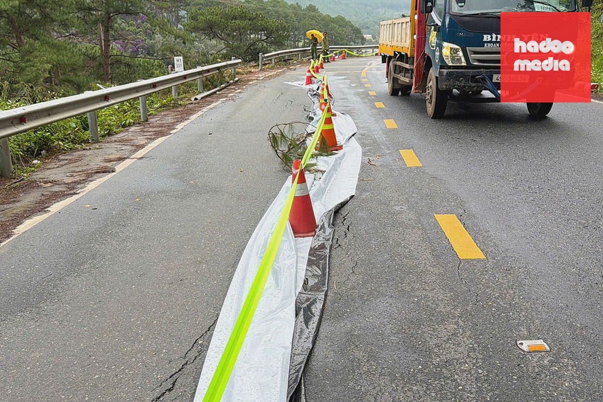 Vết nứt chạy dọc mặt đường. Ảnh: Khánh Hương
