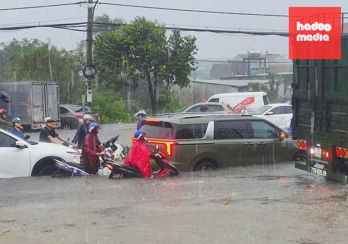 ĐT 746 qua phường Tân Hiệp ngập nặng chiều 25/9. Ảnh: Thái Hà