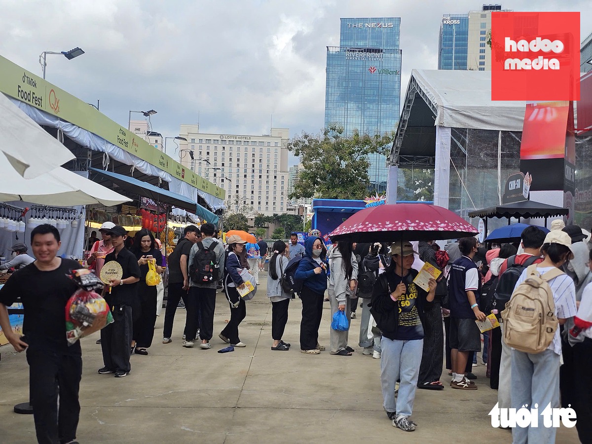 Bạn trẻ xếp hàng chờ đến lượt chơi trò chơi và trải nghiệm các món ăn tại TikTok Food Fest 2026 - Ảnh: NHẬT XUÂN