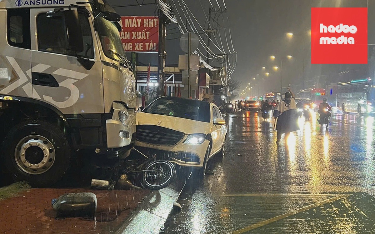 Ôtô tông loạt xe máy trên quãng đường 20 m sau đó đâm vào ôtô đổ trước cửa hàng. Ảnh: Mạnh Hà