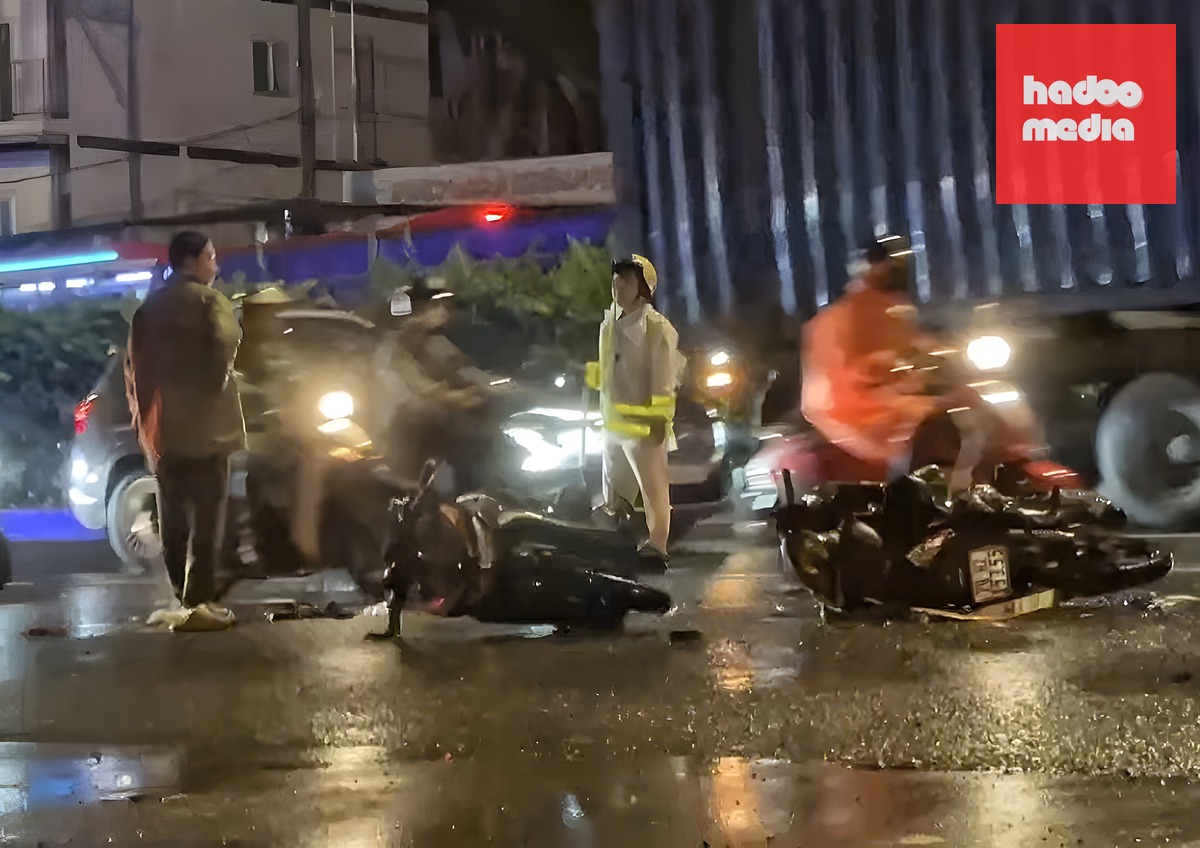 Xe máy nằm la liệt sau tai nạn. Ảnh: Mạnh Hà