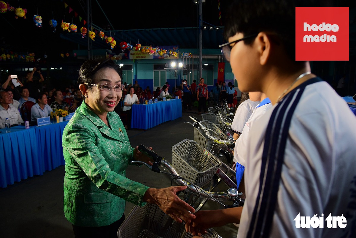 PGS.TS Trương Thị Hiền, Chủ tịch Hội Nữ trí thức TP.HCM, động viên, tặng xe đạp cho học sinh có hoàn cảnh khó khăn tại chương trình Tết Trung thu phường Xuân Hòa tối 24-9 - Ảnh: TRÍ ĐỨC