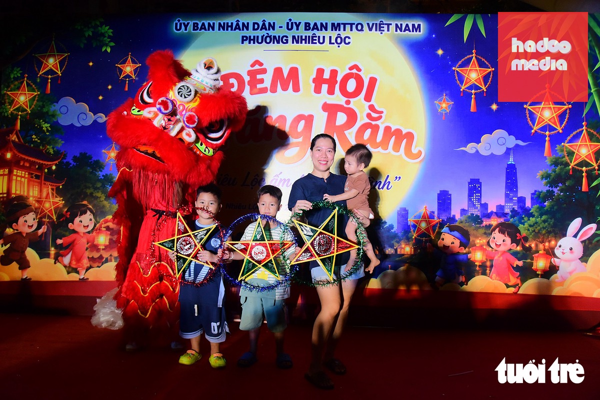 Các em thiếu nhi chụp ảnh kỷ niệm tại chương trình "Đêm hội trăng rằm" phường Nhiêu Lộc tối 25-9 - Ảnh: TRÍ ĐỨC