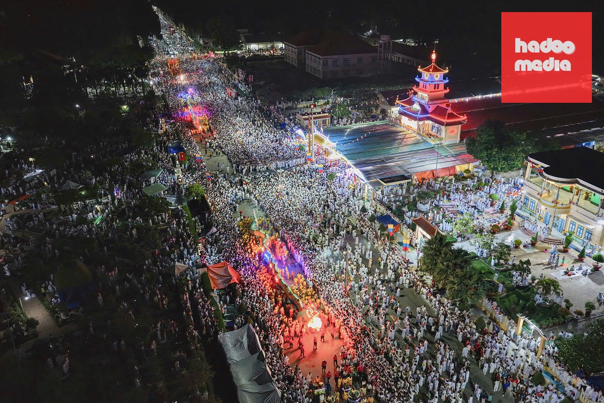 Hơn 100.000 người đổ về Tòa thánh Tây Ninh xem múa rồng lửa đêm Trung thu