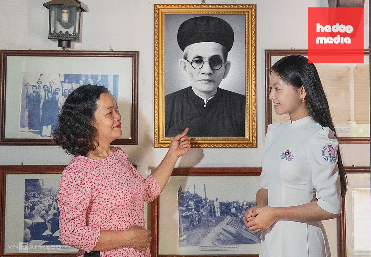 Cô giáo Huỳnh Thị Tố Hoài, chắt của chí sĩ Huỳnh Thúc Kháng, kể chuyện về thân thế, sự nghiệp của cụ. Ảnh: Nguyễn Đông