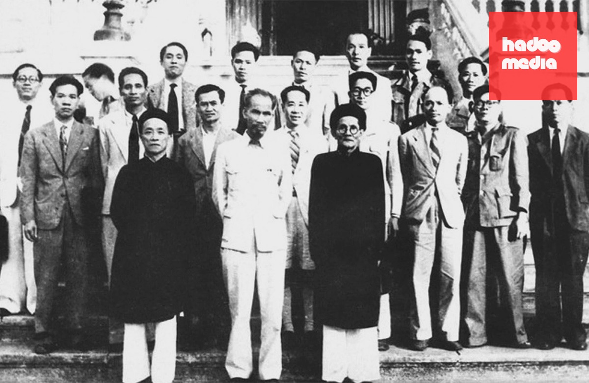 Chủ tịch Hồ Chí Minh và Bộ trưởng Nội vụ Huỳnh Thúc Kháng (hàng đầu, bên phải) trong Chính phủ đầu tiên. Ảnh tư liệu