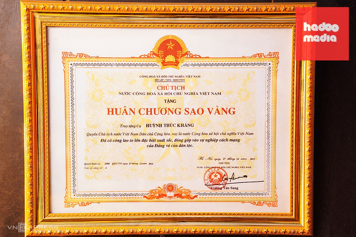 Tháng 12/2012, Chủ tịch nước Trương Tấn Sang truy tặng Huân chương Sao Vàng cho quyền Chủ tịch nước Huỳnh Thúc Kháng. Ảnh: Nguyễn Đông