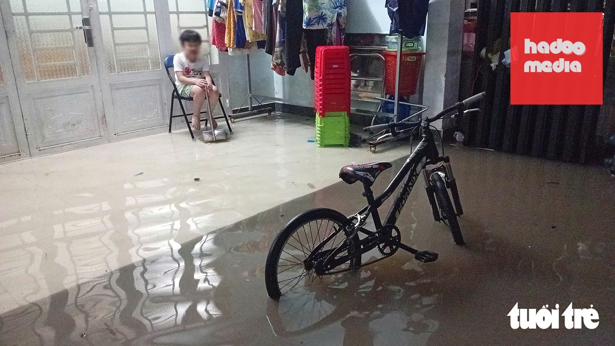Nước bắt đầu dâng, tràn vào nhà dân tại một số khu vực gần sông ở phường Thuận An, TP.HCM từ tối 25-9 - Ảnh: H.V.