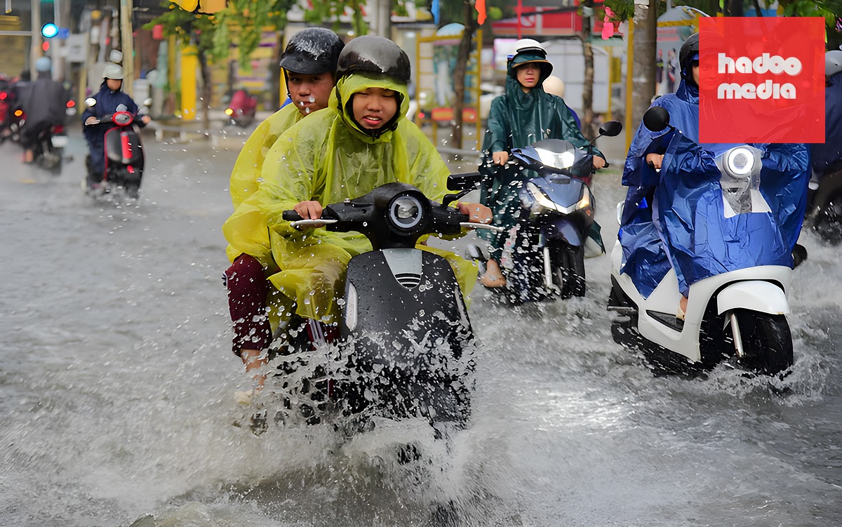 TP.HCM: nước tràn vào nhà, người dân Thuận An chủ động di tản - Ảnh 2.