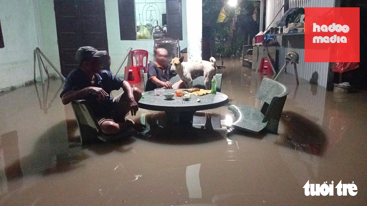 Tới khoảng 22h, có một số vị trí thấp nước đã ngập khoảng nửa mét. Một số người dân chủ động đi ngủ nhờ nhà người quen chờ nước rút - Ảnh: H.V.