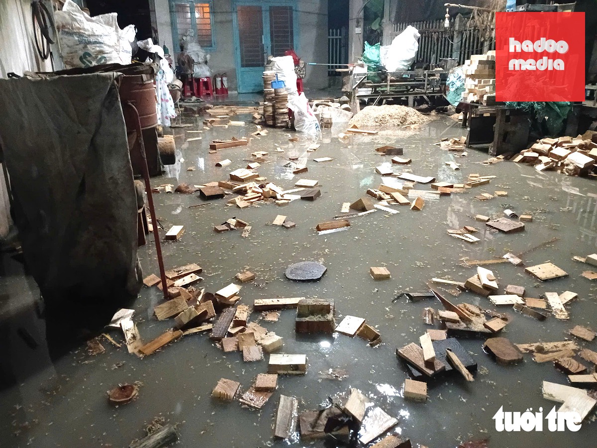 Nước dâng nhanh bất ngờ khiến nhiều người không kịp dọn đồ đạc, nguyên liệu sản xuất - Ảnh: H.V.