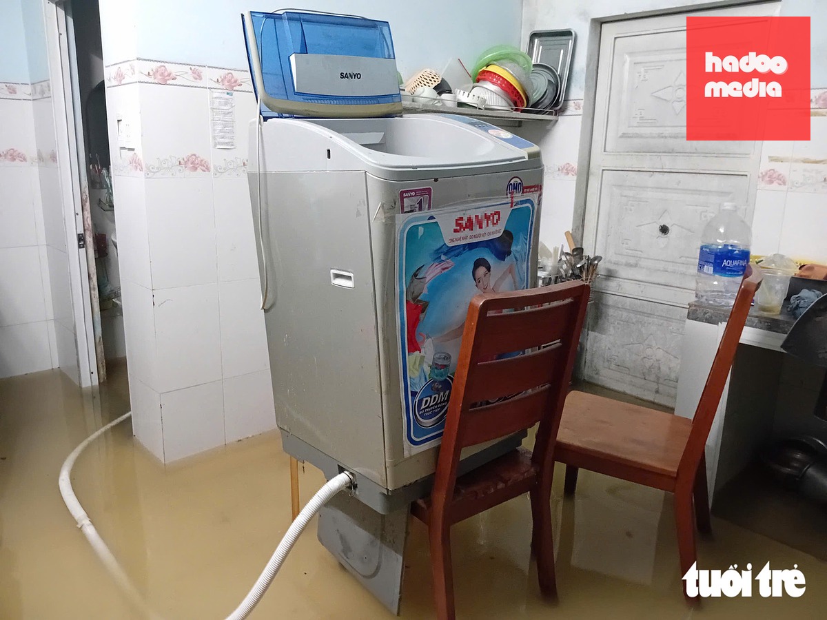Người dân chủ động kê cao đồ đạc để tránh nước ngập hư hỏng - Ảnh: H.V.