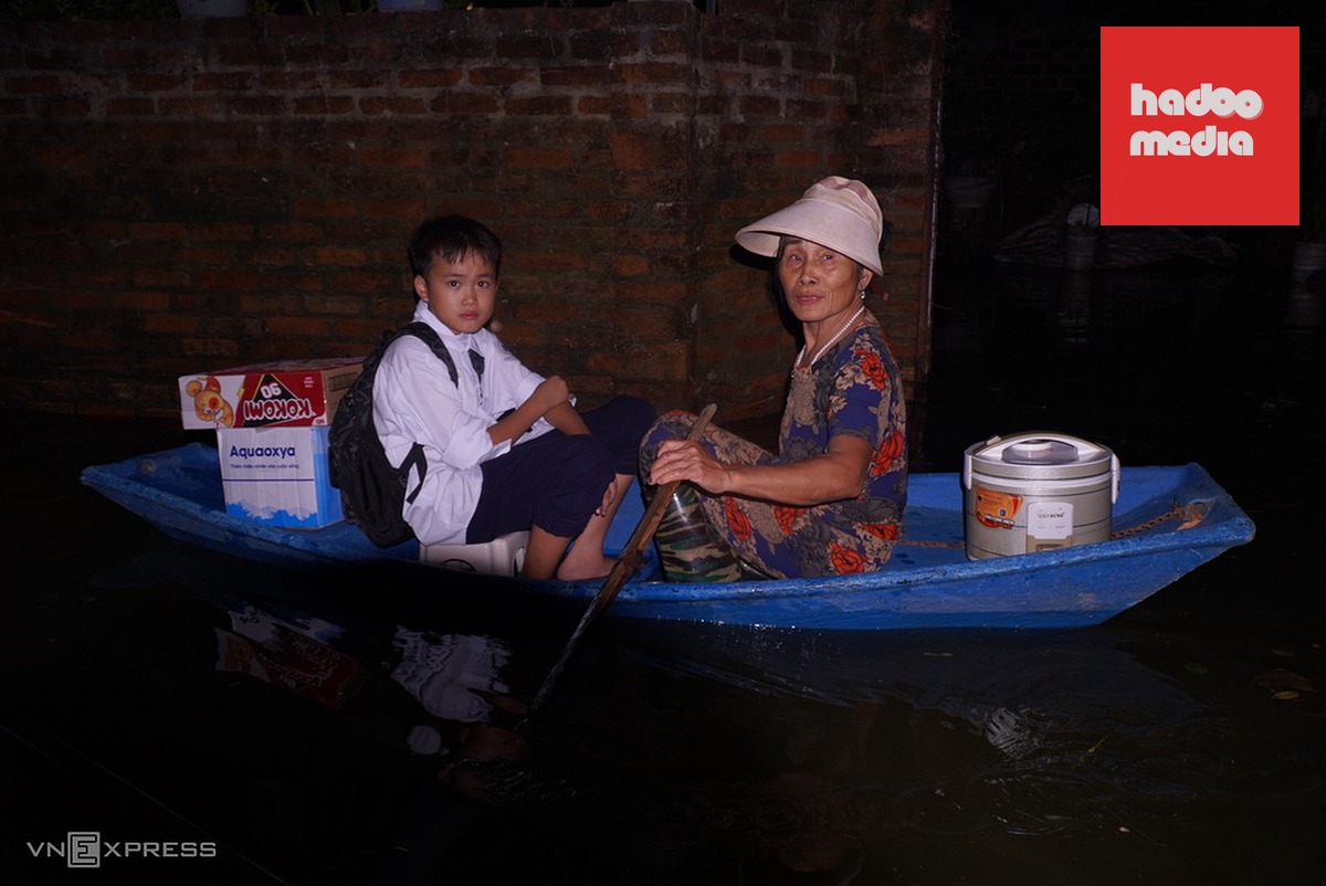 Người già và trẻ em thích nghi với cuộc sống vùng lũ. Ảnh: Nhật Anh