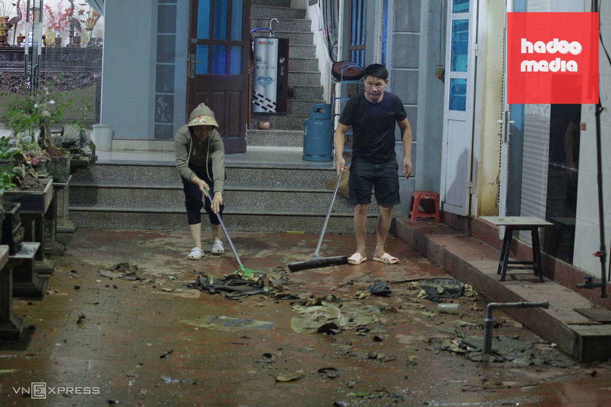 Người dân dọn nhà khi nước rút. Ảnh: Nhật Anh