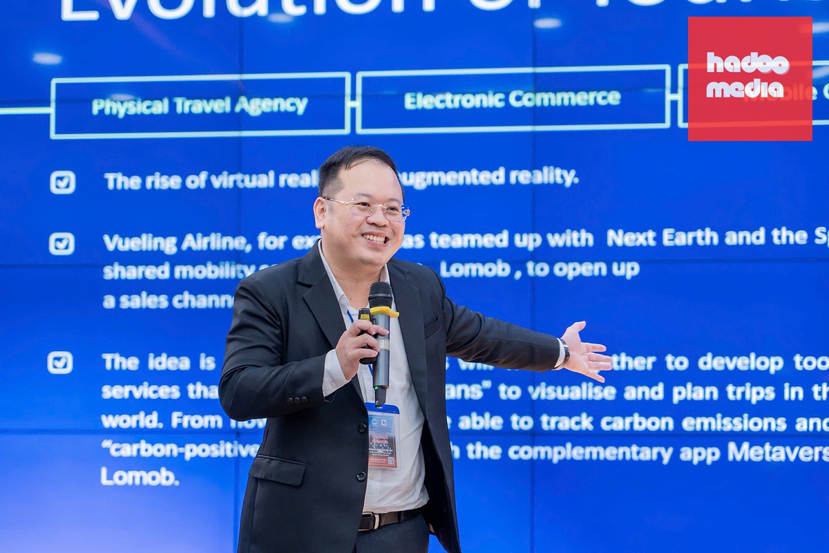 GS.TS Garry Tan Wei Han, Đại học UCSI (Malaysia), trình bày về sự thay đổi từ các kênh bán hàng truyền thống, thương mại điện tử đến những hình thức thương mại mới trong ngành du lịch - Ảnh: BTC