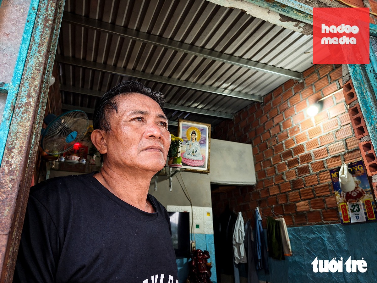 Ông Dương Văn Lộc bên trong căn nhà tạm bợ sát điểm sạt lở trên núi Một - Ảnh: TẤN LỰC