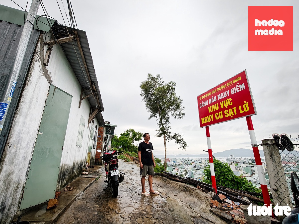 UBND phường Quy Nhơn, Gia Lai, đã cắm bảng cảnh báo khu vực nguy hiểm để người dân đề phòng - Ảnh: TẤN LỰC