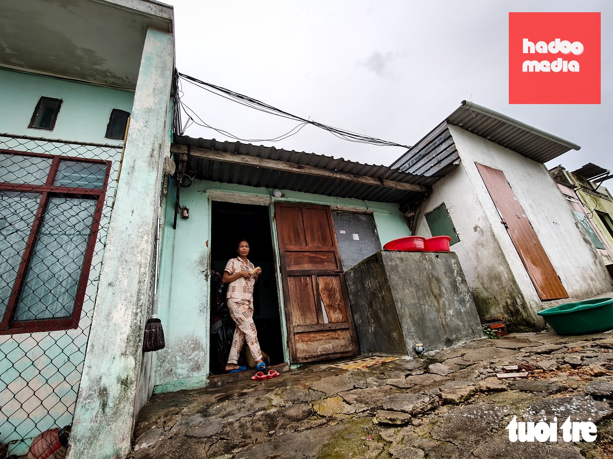 Dãy nhà của các hộ dân nằm ở khu vực có nguy cơ sạt lở cao nhất tại núi Một - Ảnh: TẤN LỰC