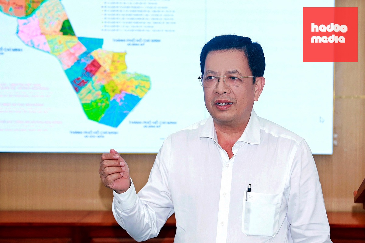 Ông Nguyễn Văn Nghĩa - Bí thư Đảng ủy, Chủ tịch HĐND xã Phú Hòa Đông - chia sẻ với báo Tuổi Trẻ về định hướng phát triển của địa phương - Ảnh: NGỌC KHẢI