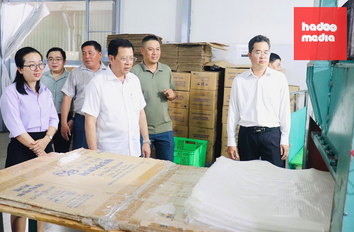 Lãnh đạo xã Phú Hòa Đông khảo sát làng nghề bánh tráng Phú Hòa Đông