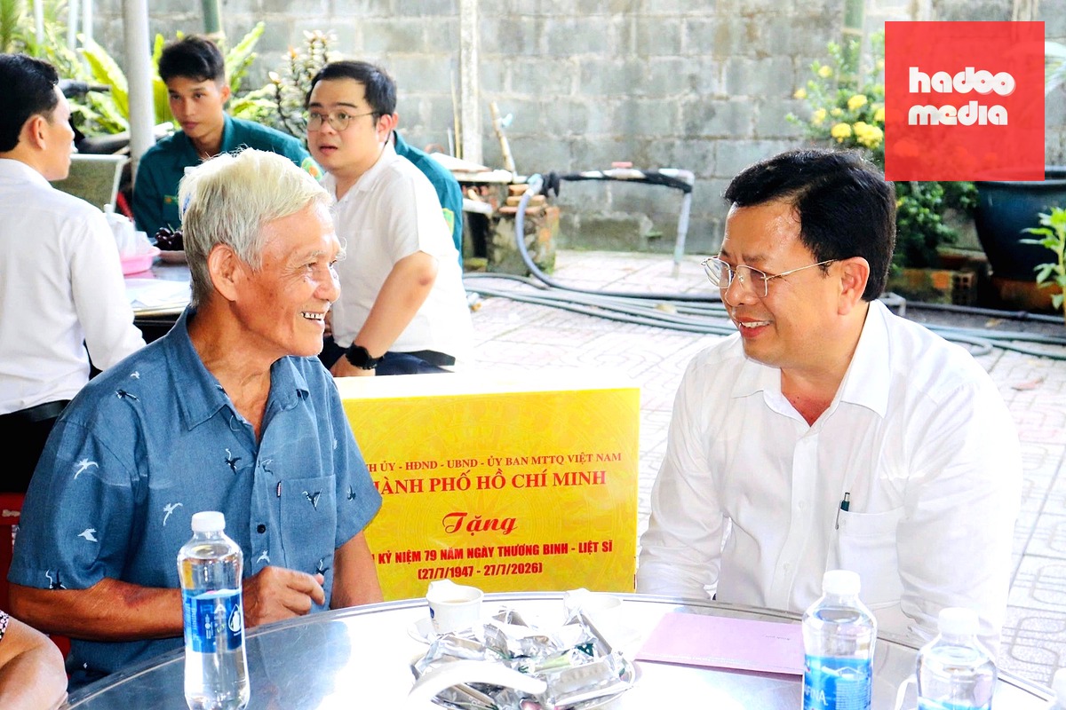 Ông Nguyễn Văn Nghĩa - Bí thư Đảng ủy, Chủ tịch HĐND xã Phú Hòa Đông (bên phải) - thăm gia đình chính sách trên địa bàn xã
