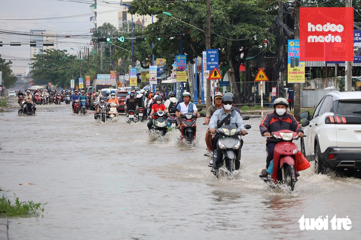 Triều cường gây ngập đường Cách Mạng Tháng Tám vào sáng nay - Ảnh: CA LINH