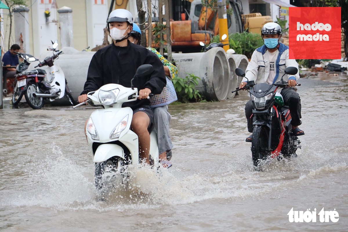 Triều cường gây ngập, ảnh hưởng việc đi lại của người dân - Ảnh: CA LINH