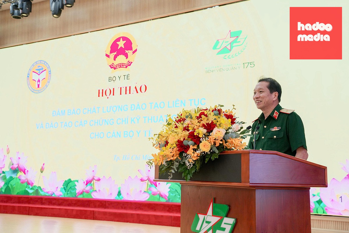 Thiếu tướng Trần Quốc Việt - Giám đốc Bệnh viện Quân y 175 - phát biểu tại hội nghị - Ảnh: TRẦN CHÍNH