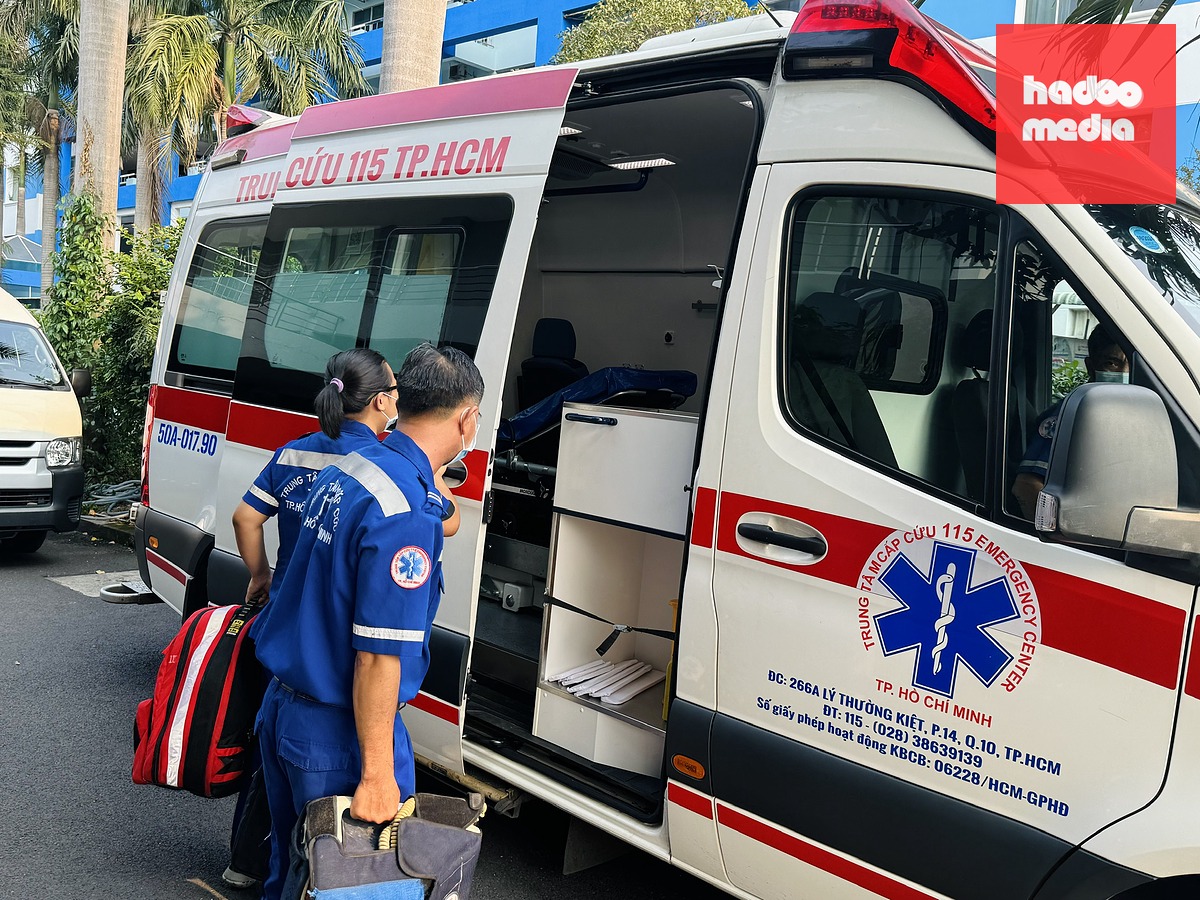 Êkip cấp cứu ngoại viện Trung tâm Cấp cứu 115 chuẩn bị phương tiện trước khi xe đến hiện trường - Ảnh: THU HIẾN