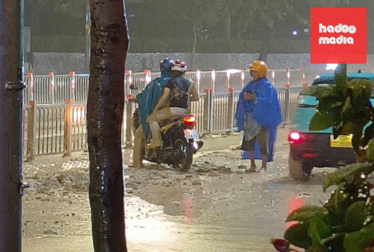 Nhiều người đi xe máy té ngã - Ảnh: MINH TUẤN