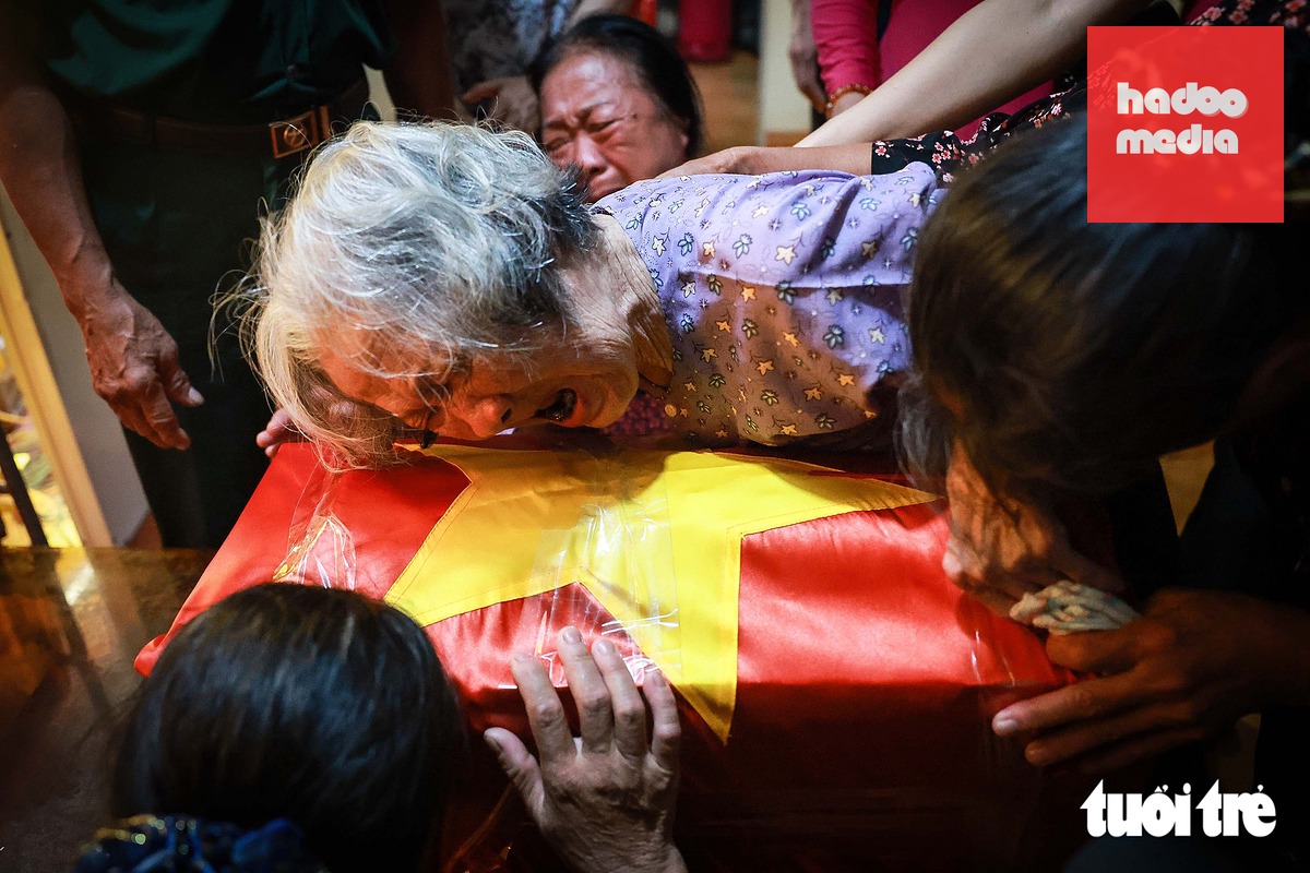 Cụ Nguyễn Thị Tửu (95 tuổi), mẹ liệt sĩ Phan Văn Cánh, bật khóc ôm lấy hài cốt của con trai. Vào ngày 17-7-2026, Viện Pháp y quốc gia (Bộ Y tế) đã thông báo kết quả xét nghiệm ADN và chính thức thông báo: "Mẫu hài cốt liệt sĩ ký hiệu NCC5279 có liên quan huyết thống theo dòng mẹ với người có mẫu ghi tên Phan Thị Cúc" (bà Phan Thị Cúc là em gái ruột của liệt sĩ Phan Văn Cánh) - Ảnh: NGUYỄN KHÁNH