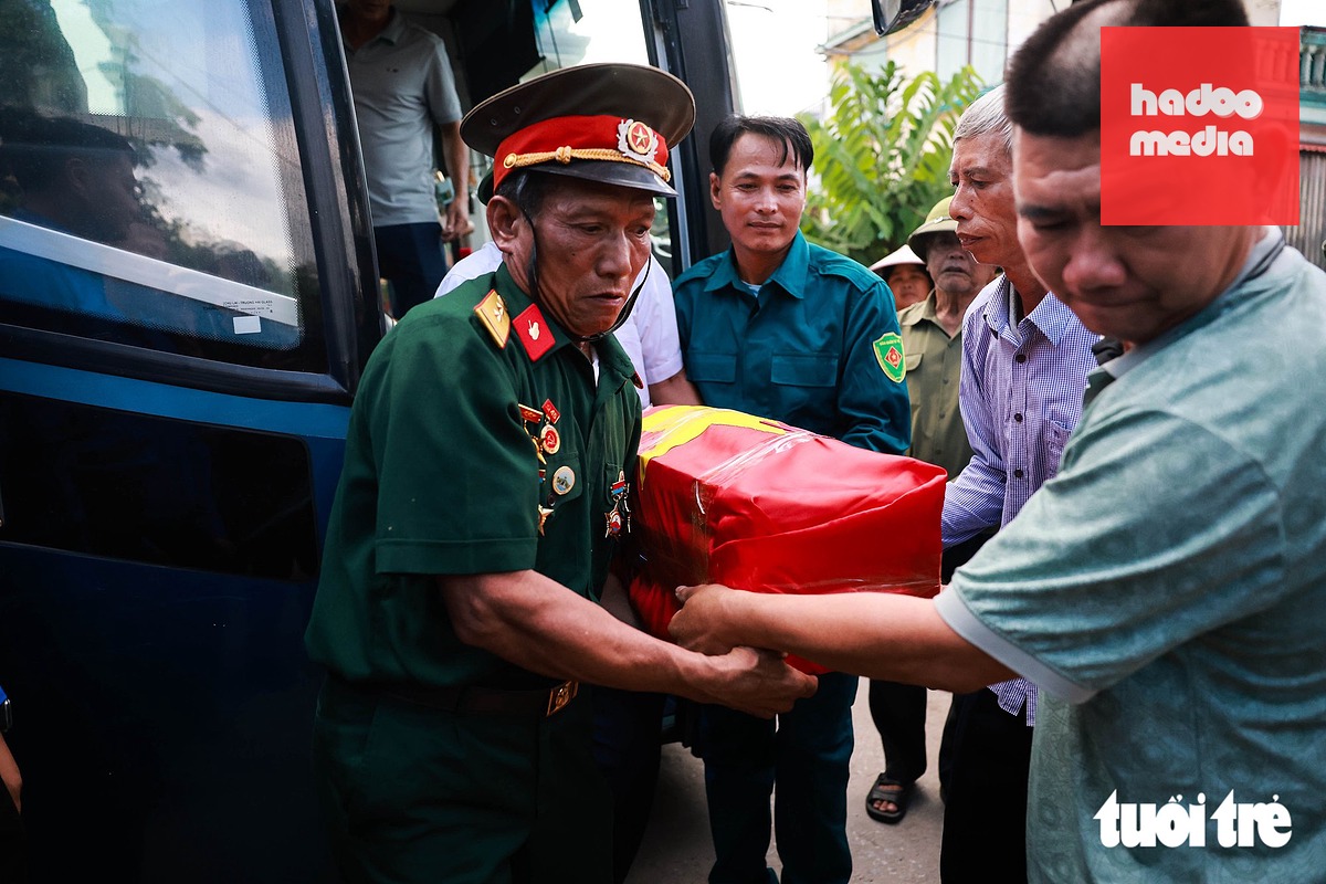 Sau quãng đường di chuyển gần 700km từ Nghĩa trang Duy Hòa, đến 15h ngày 26-9, hài cốt liệt sĩ Phan Văn Cánh đã được đưa về tới quê nhà - Ảnh: NGUYỄN KHÁNH