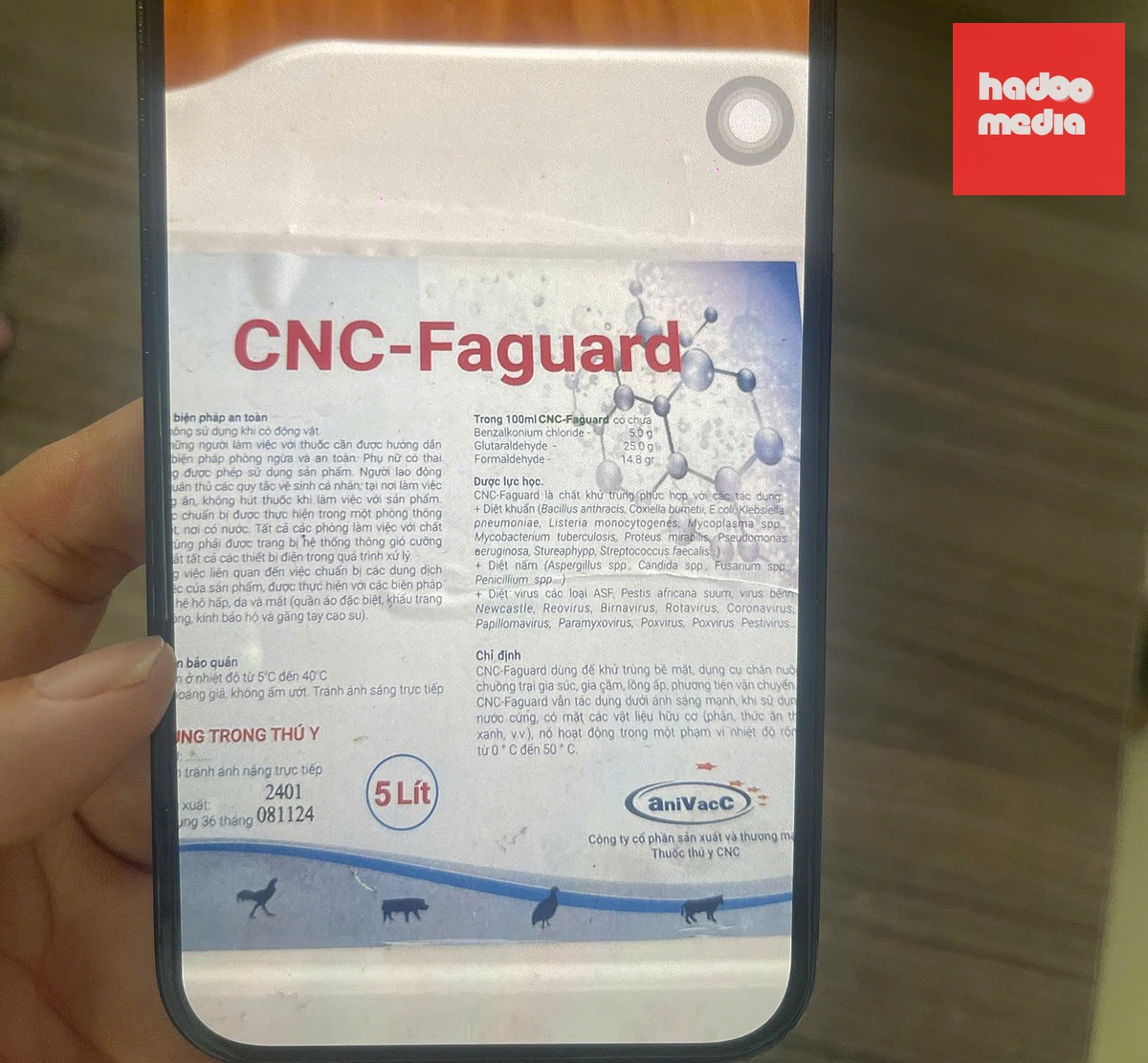 Hình ảnh chai hóa chất bệnh nhân uống nhầm do người nhà cung cấp - Ảnh: BVCC