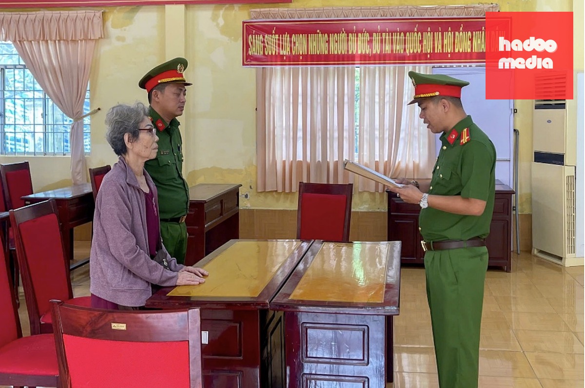 Cơ quan Cảnh sát điều tra Công an thành phố Cần Thơ tống đạt các quyết định tố tụng đối với bị can Ngô Kim Ngẩu - Ảnh: Công an thành phố Cần Thơ