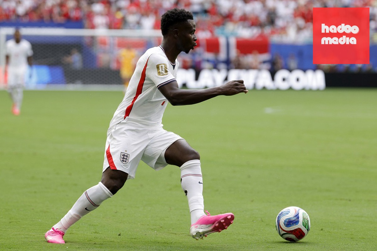 Bukayo Saka – 6/10: Saka luôn duy trì mối đe dọa thường trực bên cánh phải, tận dụng tốc độ để đẩy lùi Marc Cucurella về phần sân nhà. Dù không trực tiếp ghi bàn hay kiến tạo, sự hiện diện của anh đã mở ra nhiều khoảng trống cho đồng đội. Anh rời sân ở phút 83 khi HLV Tuchel tìm kiếm luồng gió mới cho hàng công. Ảnh: EPA.

Anthony Gordon – 8/10: Cầu thủ xuất sắc nhất trận bên phía tuyển Anh. Gordon tỏ ra đặc biệt sắc bén khi chuyển hóa cơ hội thành bàn gỡ ở phút 36, khơi mào cho màn ngược dòng chóng vánh trong hiệp một. Những pha đột phá trực diện cùng ý thức hỗ trợ phòng ngự của anh đều ở đẳng cấp rất cao, cho đến khi xuống sức và được rút ra nghỉ ở phút 70. Ảnh: EPA.

Harry Kane – 7/10: Kane thể hiện trọn vẹn bản năng sát thủ với pha lập công đưa tuyển Anh vươn lên dẫn trước ở phút 40. Tuy nhiên, buổi tối của anh bị phủ bóng đen bởi cú sút phạt đền hỏng ăn tai hại và một chiếc thẻ vàng. Tình huống trượt chân chạm bóng hai lần kỳ lạ trên chấm 11m đã bẻ gãy hoàn toàn hưng phấn thi đấu của toàn đội. Ảnh: EPA.
