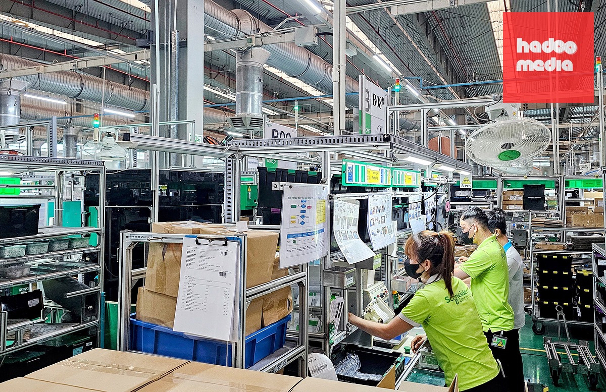 Công nhân sản xuất bên trong nhà máy của doanh nghiệp FDI tại Khu công nghệ cao TP.HCM - Ảnh: NGỌC HIỂN