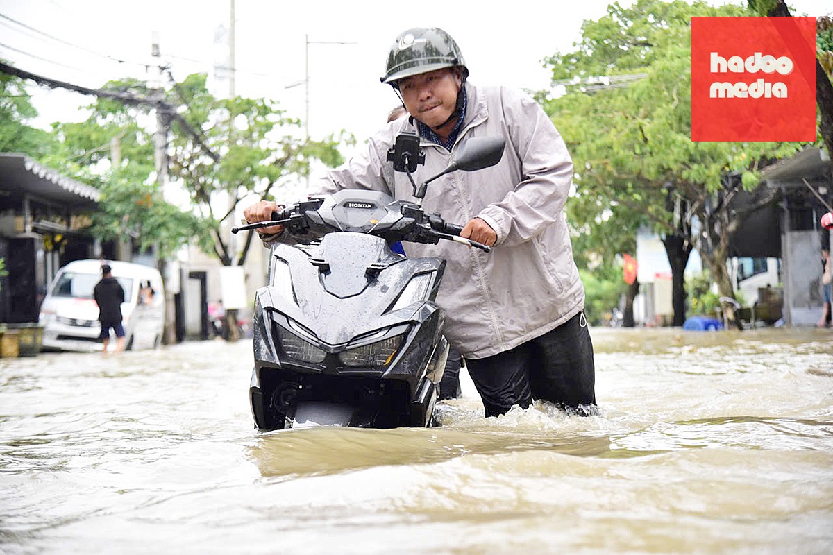 Triều cường dâng cao gây ngập đường Nguyễn Bình, xã Hiệp Phước, TP.HCM. Triều cường kết hợp thời tiết mưa sẽ khiến ngập nặng hơn - Ảnh: TRÍ ĐỨC