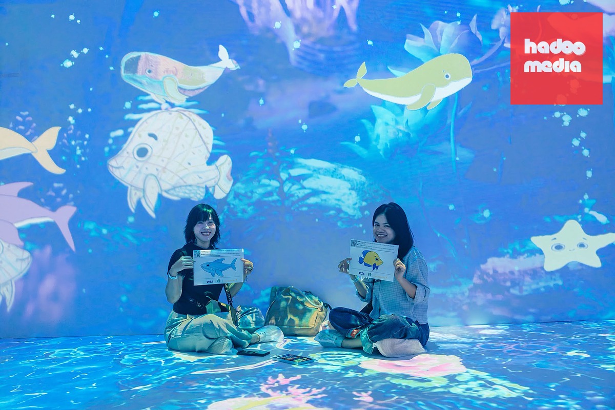 Khách tham quan trải nghiệm không gian tại Immersive House - Ảnh: DN