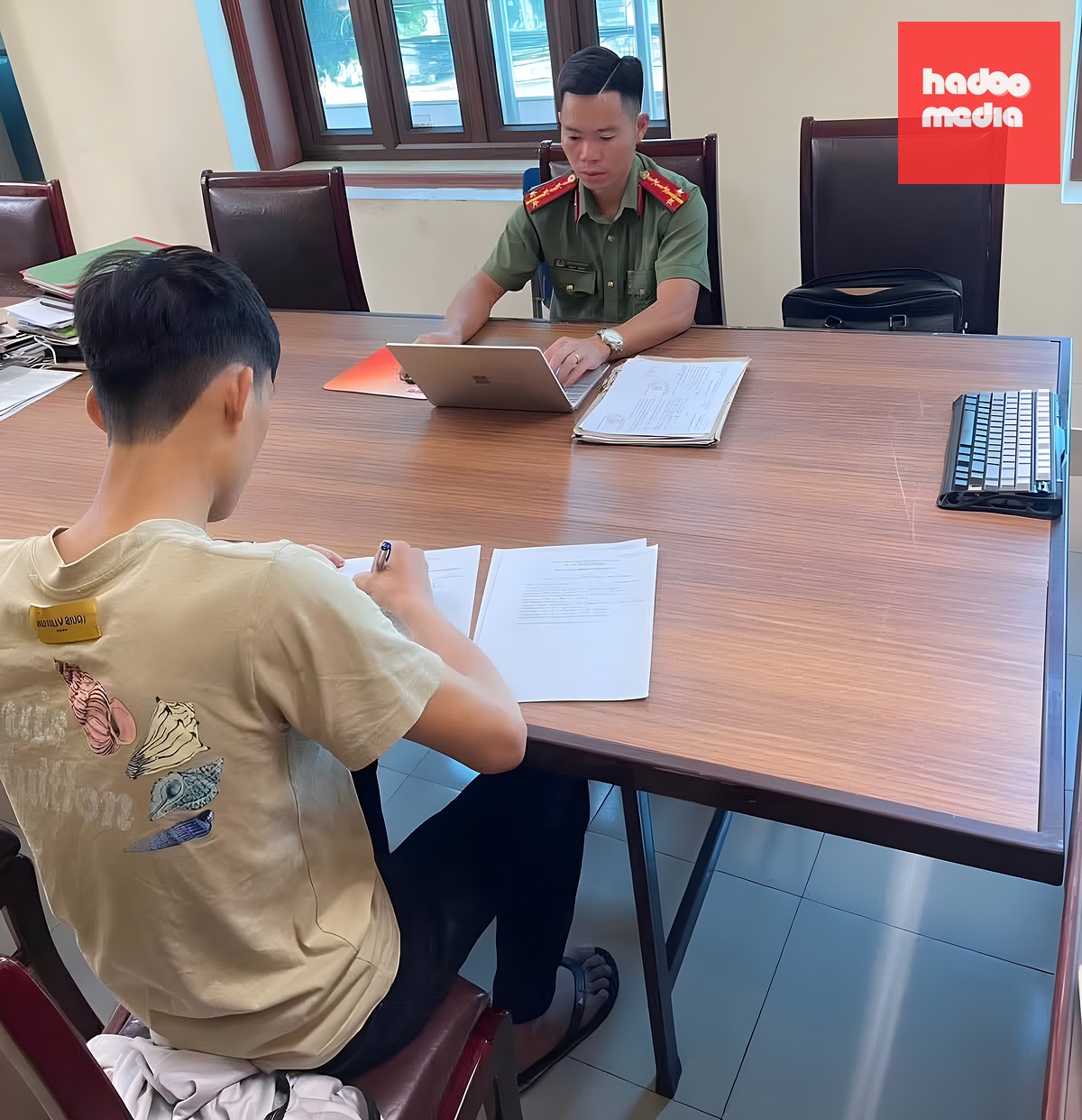Phòng An ninh mạng Công an tỉnh Thái Nguyên làm việc với người đăng video liên quan sự việc - Ảnh: Công an tỉnh Thái Nguyên