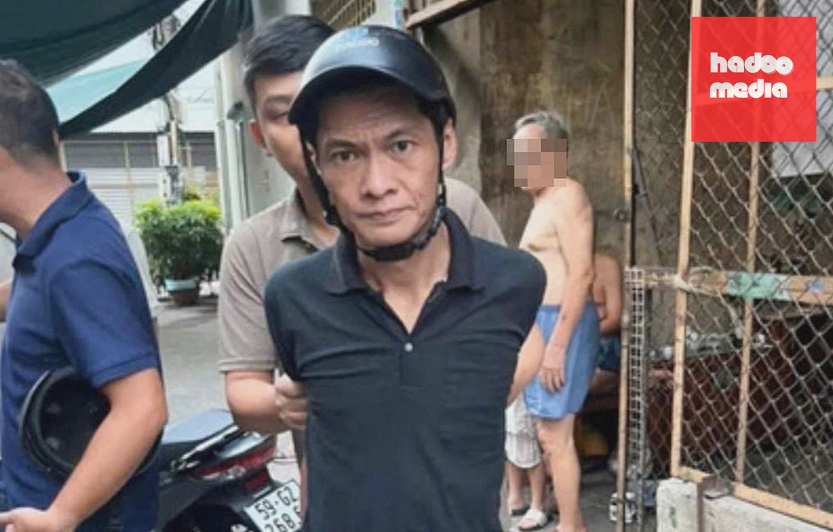 Cảnh sát bắt Vương Vĩnh An do hành vi cầm vật giống súng xông vào cửa hàng tiện lợi ở phường Bình Thới, đe dọa nhân viên để cướp tiền, hôm 12/5. Ảnh: Công an TP HCM